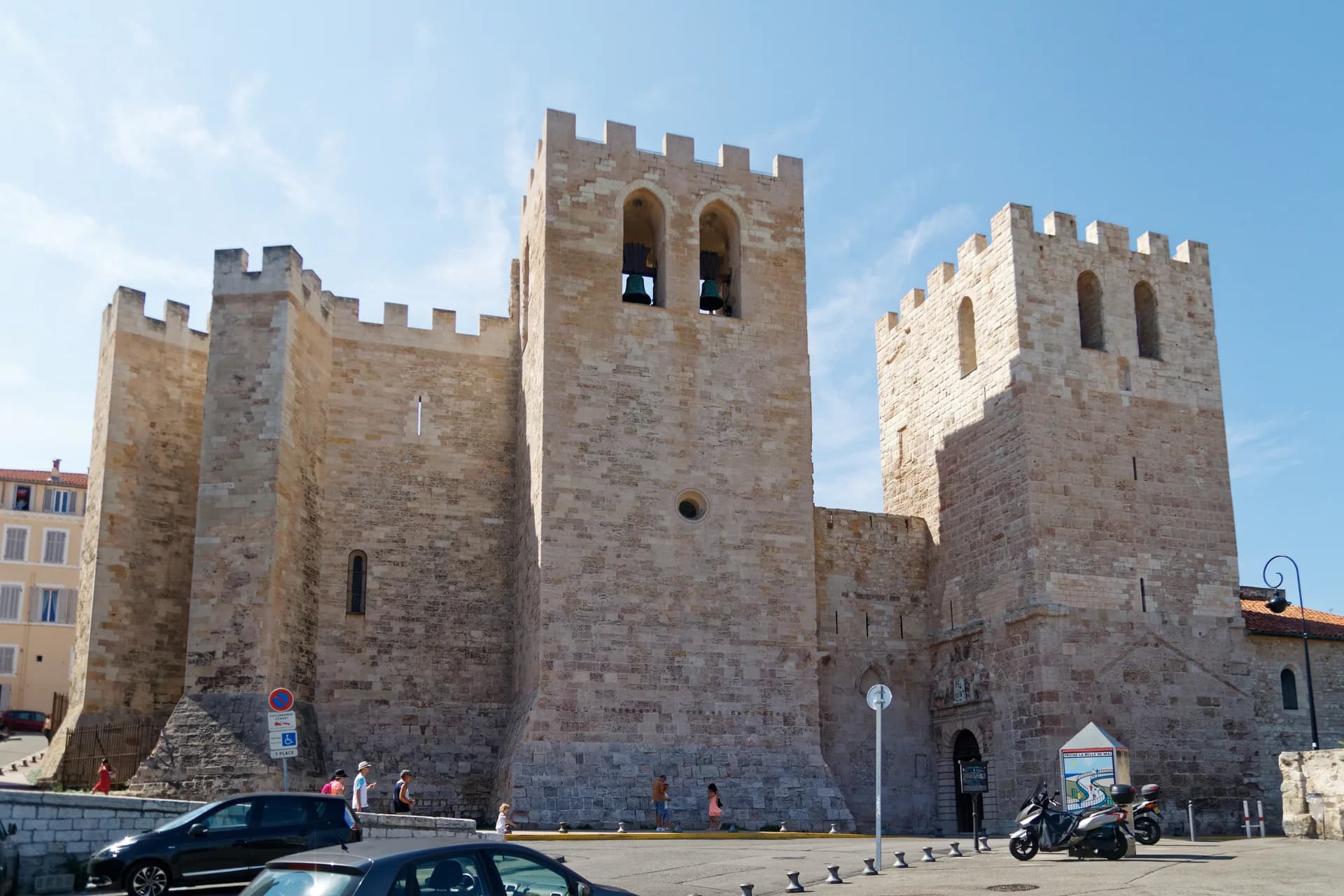 Les tours crénelées et la façade en pierre de l'abbaye Saint-Victor de Marseille, en journée